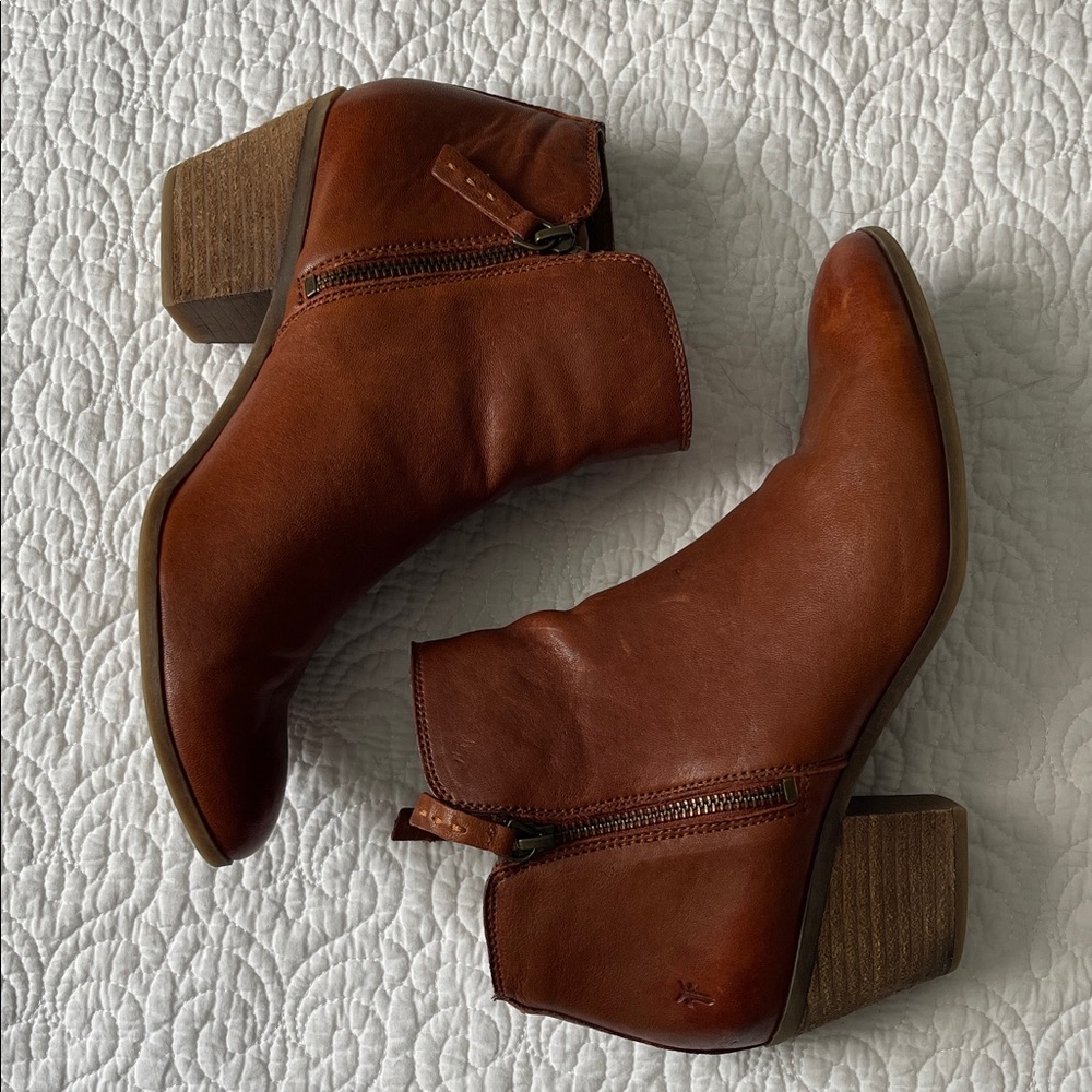 FRYE Judith Double Zip Leather Ankle Boots in Whiskey Brown, Size 9.5 M